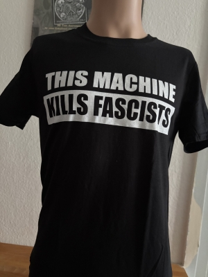 THIS MACHINE KILLS FASCISTS - T-SHIRT